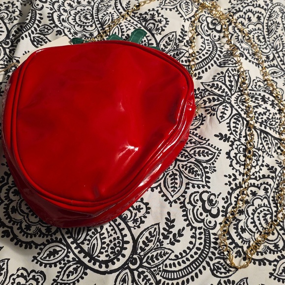 Womens Strawberry Shaped Red Crossbody Bag 7.5x6" Chain 21" - Picture 2 of 3